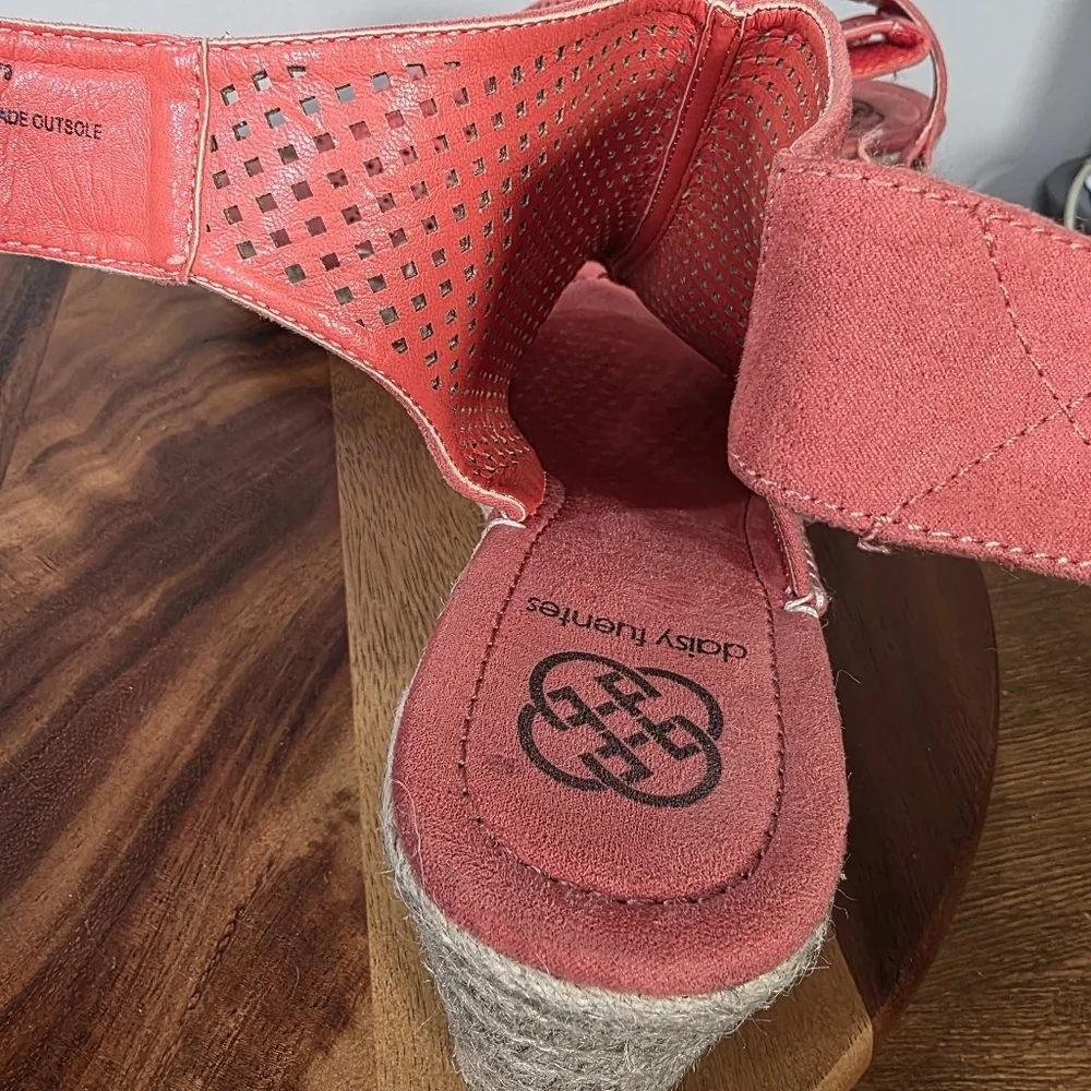 Daisy Fuentes Rory Coral Wedge Sandals Size 9 Faux Suede Espadrilles